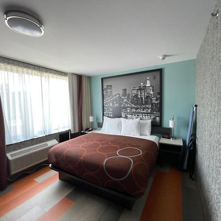 Super 8 By Wyndham Brooklyn Williamsburg Hotel New York Bagian luar foto