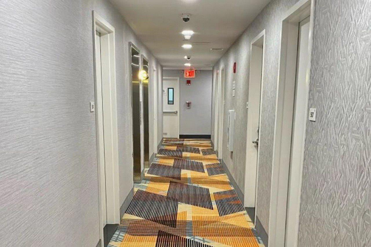 Super 8 By Wyndham Brooklyn Williamsburg Hotel New York Bagian luar foto