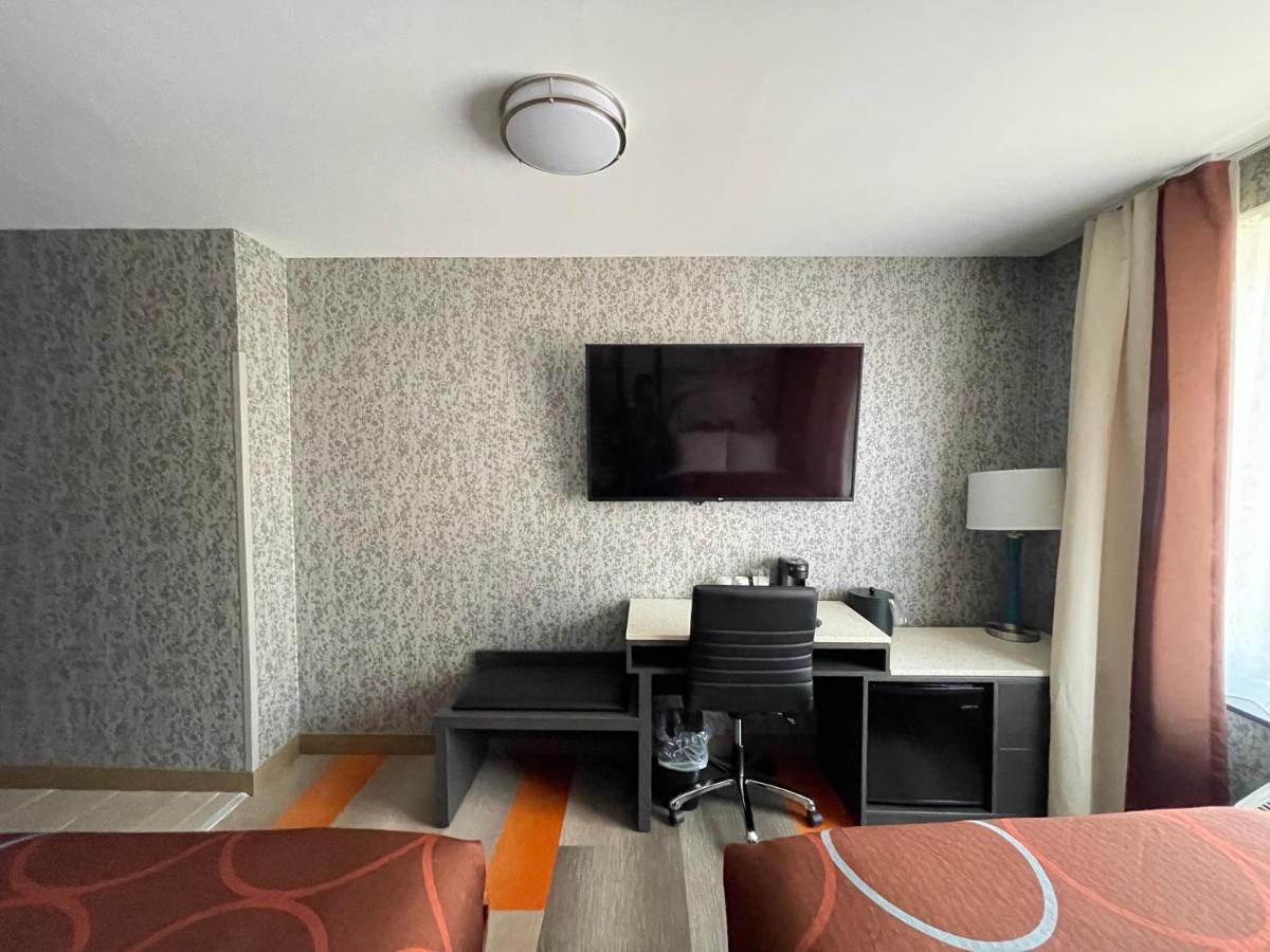 Super 8 By Wyndham Brooklyn Williamsburg Hotel New York Bagian luar foto