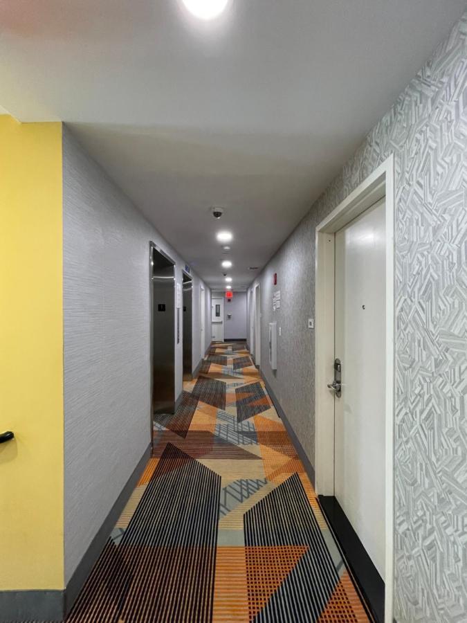 Super 8 By Wyndham Brooklyn Williamsburg Hotel New York Bagian luar foto