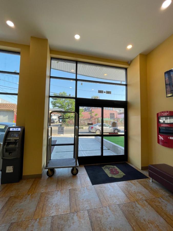 Super 8 By Wyndham Brooklyn Williamsburg Hotel New York Bagian luar foto