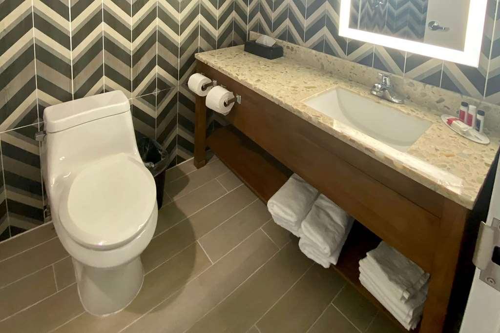 Super 8 By Wyndham Brooklyn Williamsburg Hotel New York Bagian luar foto